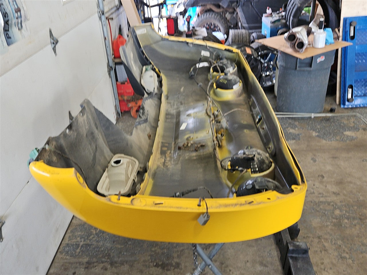 2005 CORVETTE REAR BUMPER WITH TAIL LIGHTS & FOAM REBAR 000 MILLENIUM YELLOW PAINT CODE 79U / 5593 34029 - image 16