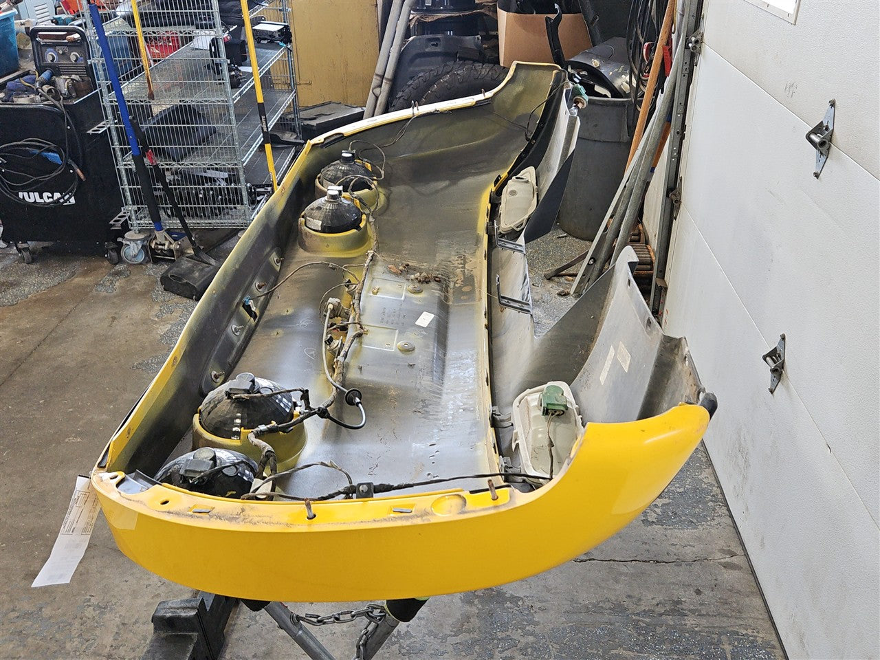 2005 CORVETTE REAR BUMPER WITH TAIL LIGHTS & FOAM REBAR 000 MILLENIUM YELLOW PAINT CODE 79U / 5593 34029 - image 17