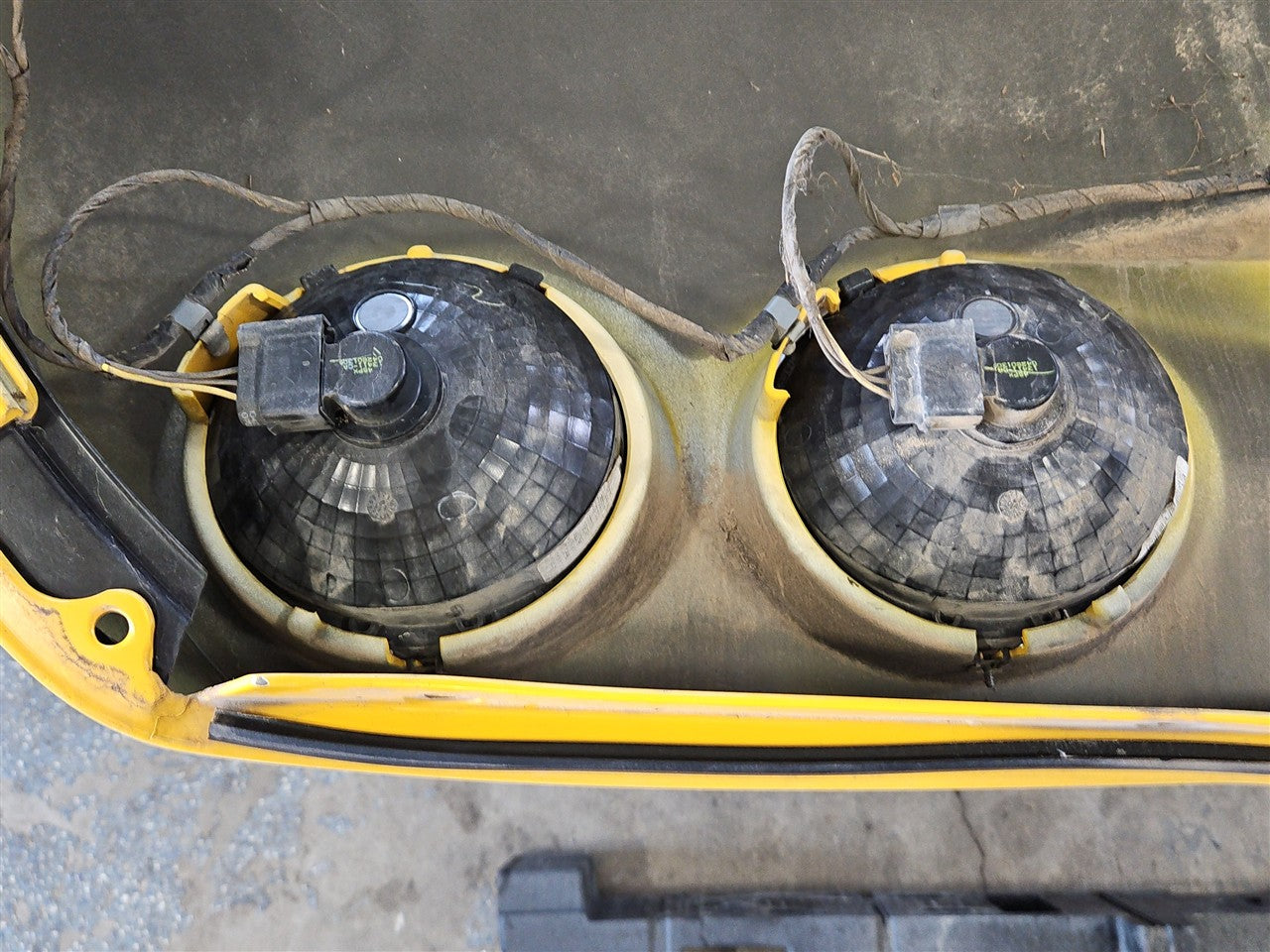 2005 CORVETTE REAR BUMPER WITH TAIL LIGHTS & FOAM REBAR 000 MILLENIUM YELLOW PAINT CODE 79U / 5593 34029 - image 19