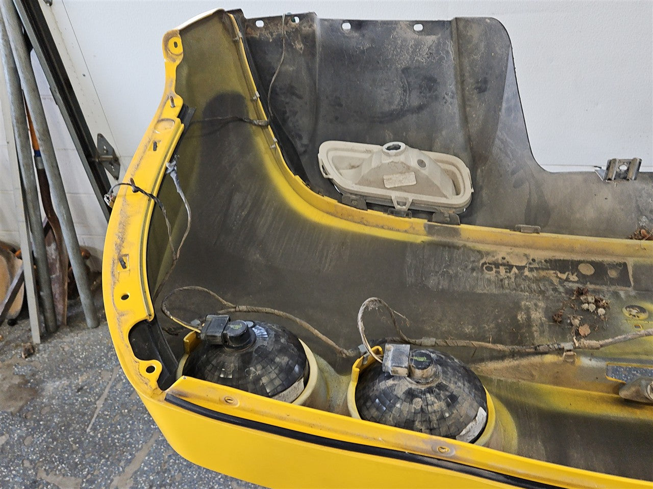 2005 CORVETTE REAR BUMPER WITH TAIL LIGHTS & FOAM REBAR 000 MILLENIUM YELLOW PAINT CODE 79U / 5593 34029 - image 20