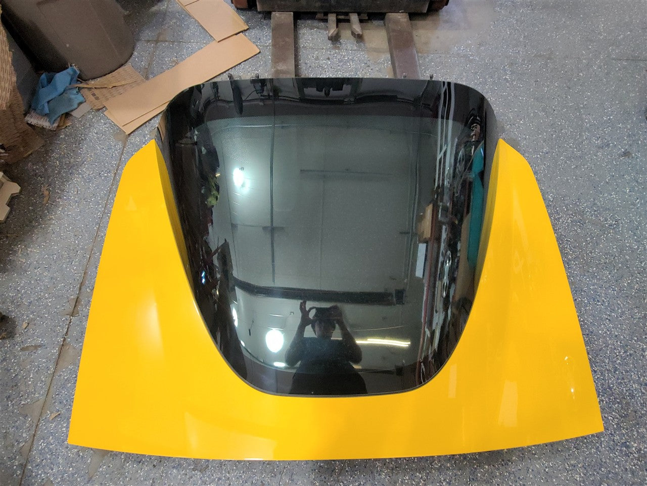 2005 CORVETTE REAR DECKLID WITH GLASS 000 MILLENIUM YELLOW PAINT CODE 79U / 5593 34030 - image 1