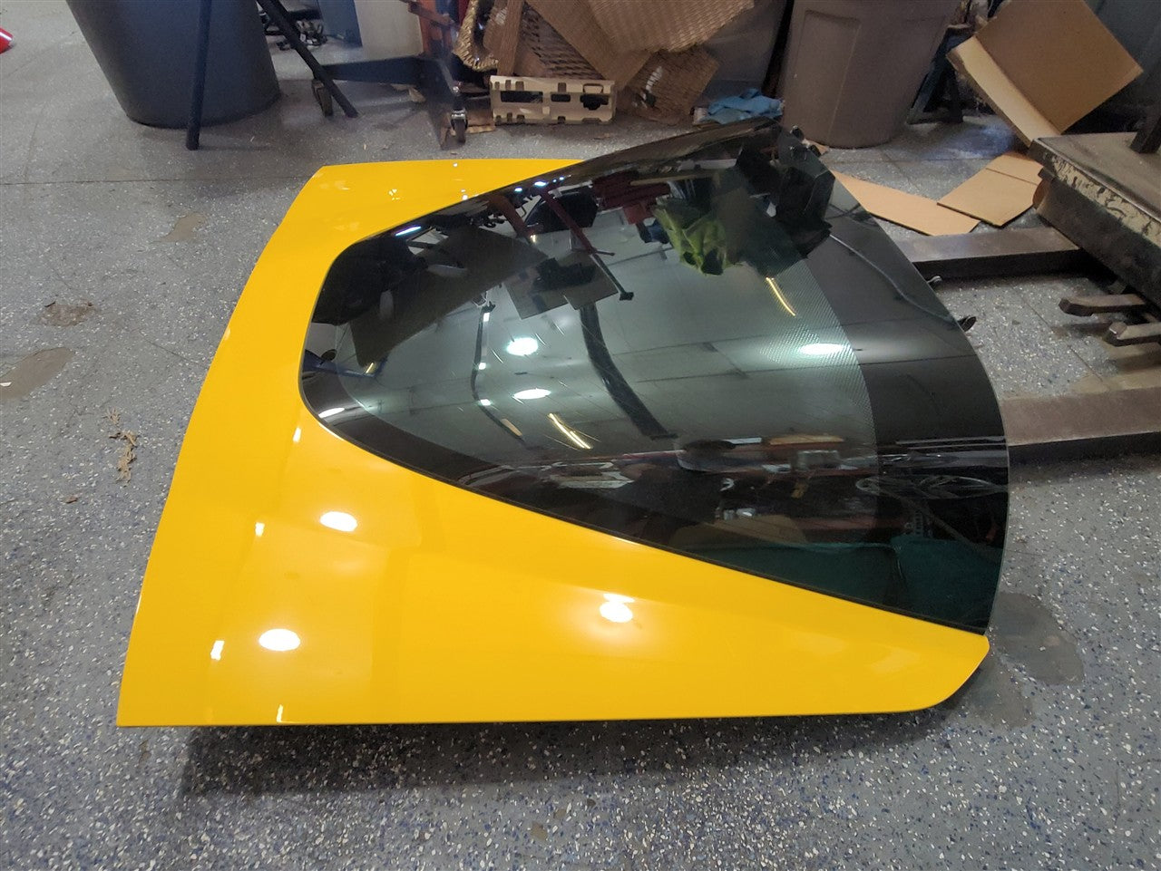 2005 CORVETTE REAR DECKLID WITH GLASS 000 MILLENIUM YELLOW PAINT CODE 79U / 5593 34030 - image 4