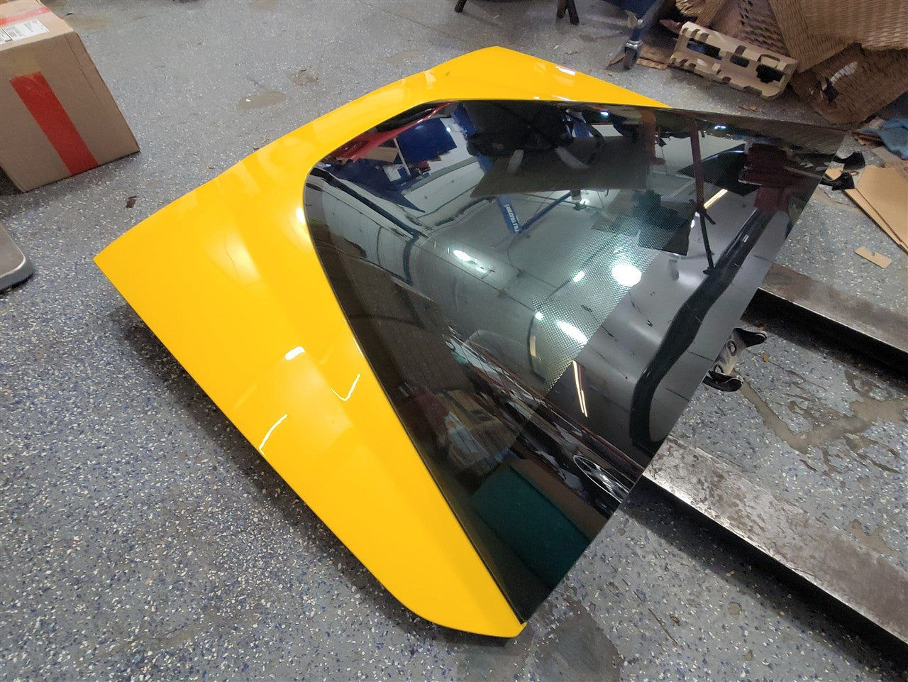 2005 CORVETTE REAR DECKLID WITH GLASS 000 MILLENIUM YELLOW PAINT CODE 79U / 5593 34030 - image 5