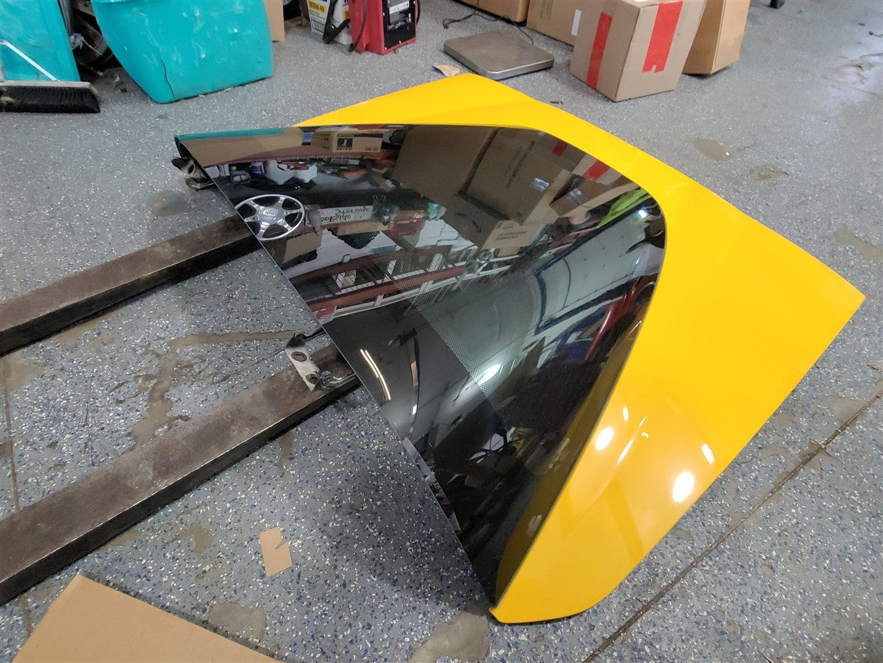 2005 CORVETTE REAR DECKLID WITH GLASS 000 MILLENIUM YELLOW PAINT CODE 79U / 5593 34030 - image 7