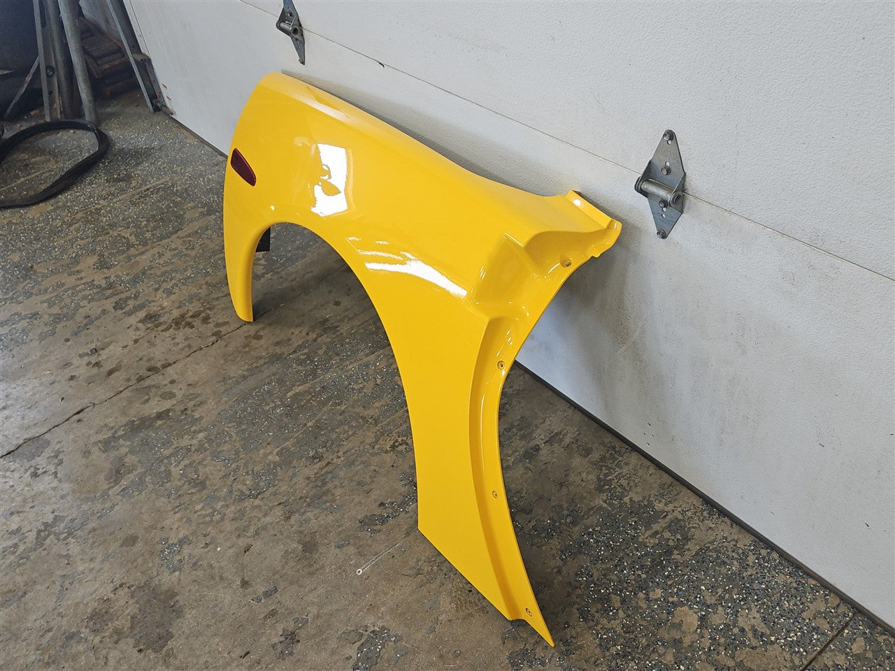 2005 CORVETTE RH PASSENGER QUARTER PANEL 000 MILLENIUM YELLOW PAINT CODE 79U / 5593 34032 - image 3