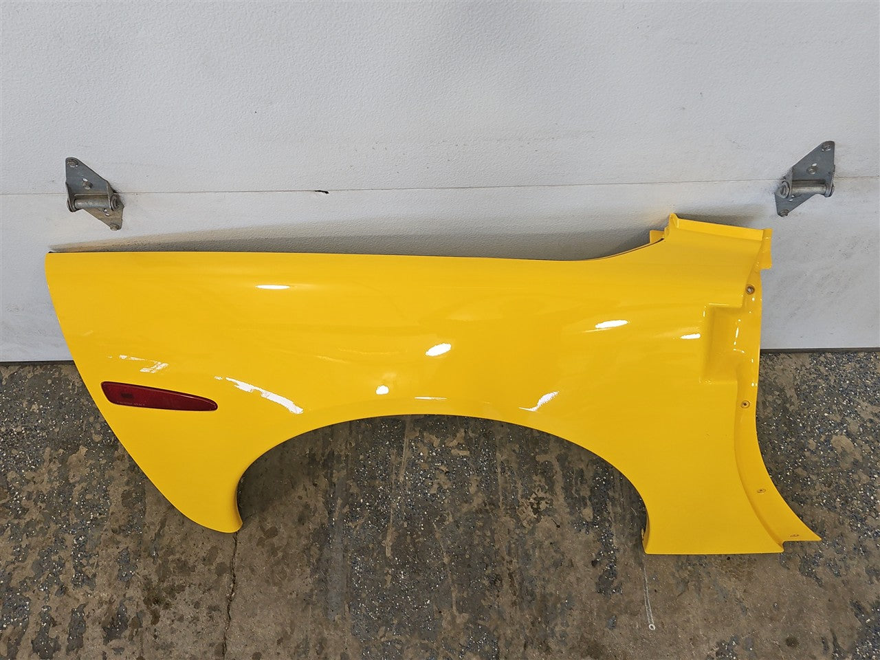 2005 CORVETTE RH PASSENGER QUARTER PANEL 000 MILLENIUM YELLOW PAINT CODE 79U / 5593 34032 - image 4