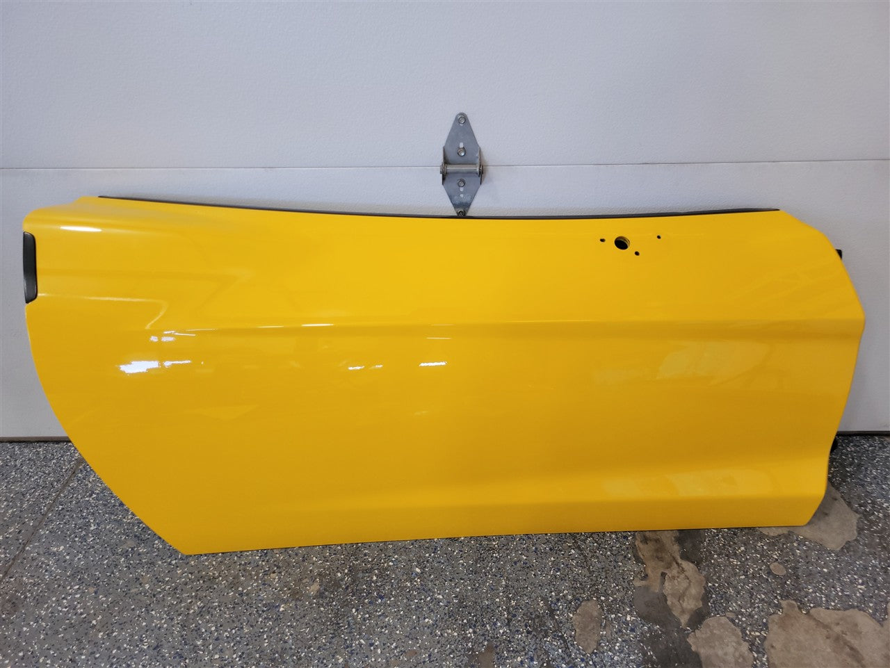 2005 CORVETTE RH PASSENGER DOOR. MILLENIUM YELLOW PAINT CODE 79U / 5593 SMALL 3/8" PAINT CHIP ON FRONT EDGE AS PICTURED 34037 - image 1