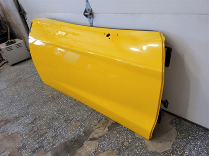 2005 CORVETTE RH PASSENGER DOOR. MILLENIUM YELLOW PAINT CODE 79U / 5593 SMALL 3/8" PAINT CHIP ON FRONT EDGE AS PICTURED 34037 - image 2