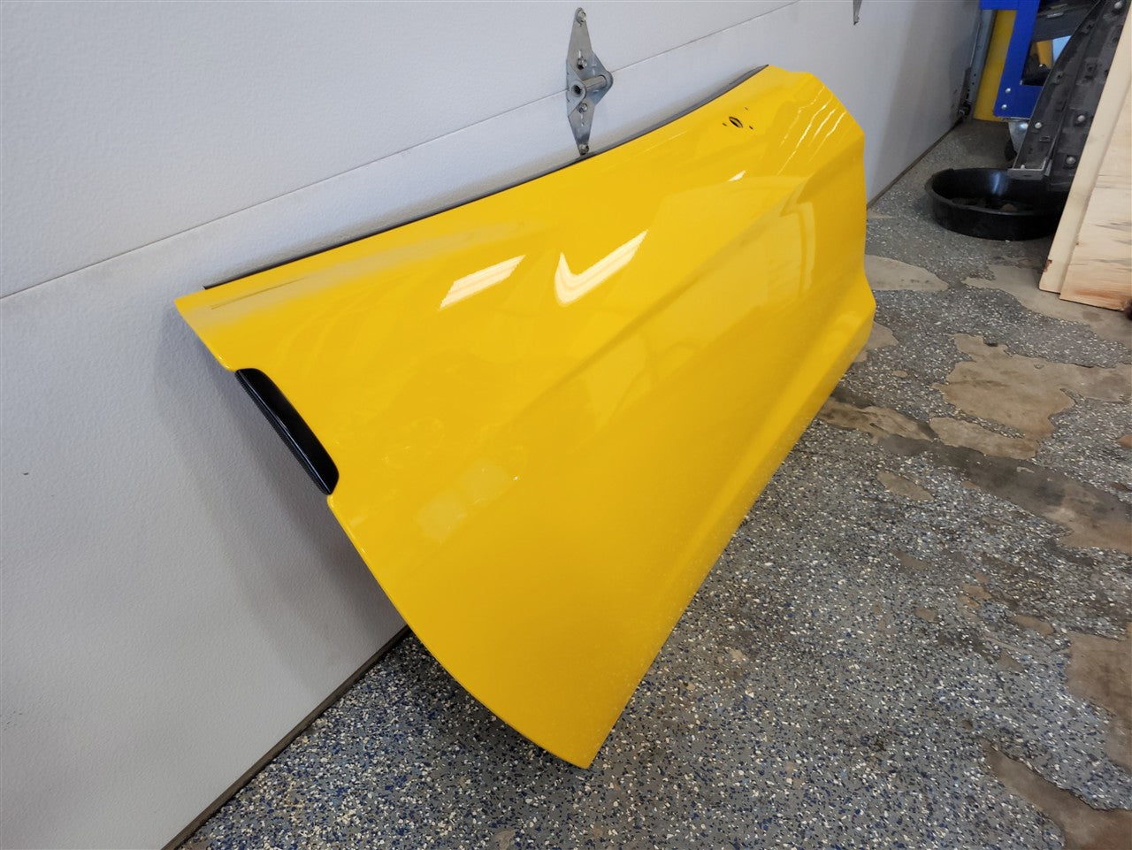 2005 CORVETTE RH PASSENGER DOOR. MILLENIUM YELLOW PAINT CODE 79U / 5593 SMALL 3/8" PAINT CHIP ON FRONT EDGE AS PICTURED 34037 - image 3
