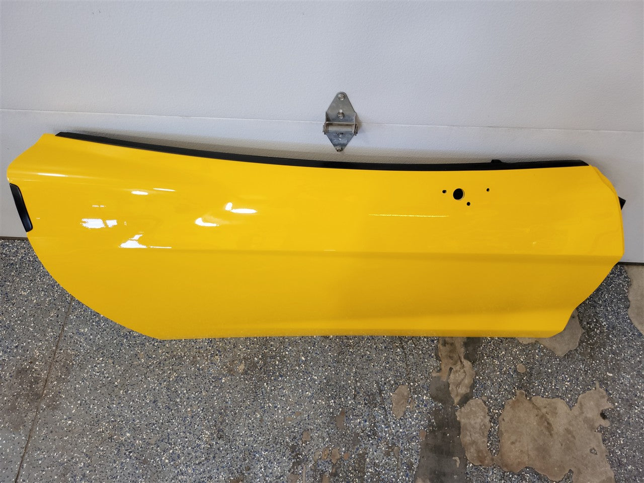 2005 CORVETTE RH PASSENGER DOOR. MILLENIUM YELLOW PAINT CODE 79U / 5593 SMALL 3/8" PAINT CHIP ON FRONT EDGE AS PICTURED 34037 - image 4