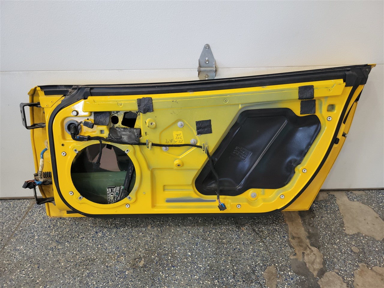 2005 CORVETTE RH PASSENGER DOOR. MILLENIUM YELLOW PAINT CODE 79U / 5593 SMALL 3/8" PAINT CHIP ON FRONT EDGE AS PICTURED 34037 - image 6