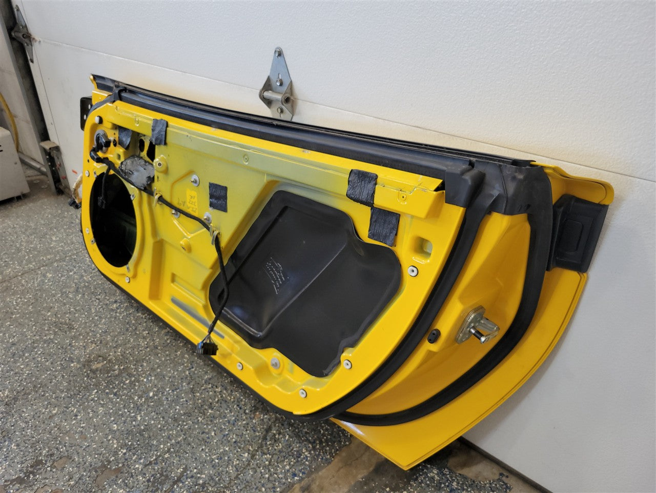 2005 CORVETTE RH PASSENGER DOOR. MILLENIUM YELLOW PAINT CODE 79U / 5593 SMALL 3/8" PAINT CHIP ON FRONT EDGE AS PICTURED 34037 - image 7