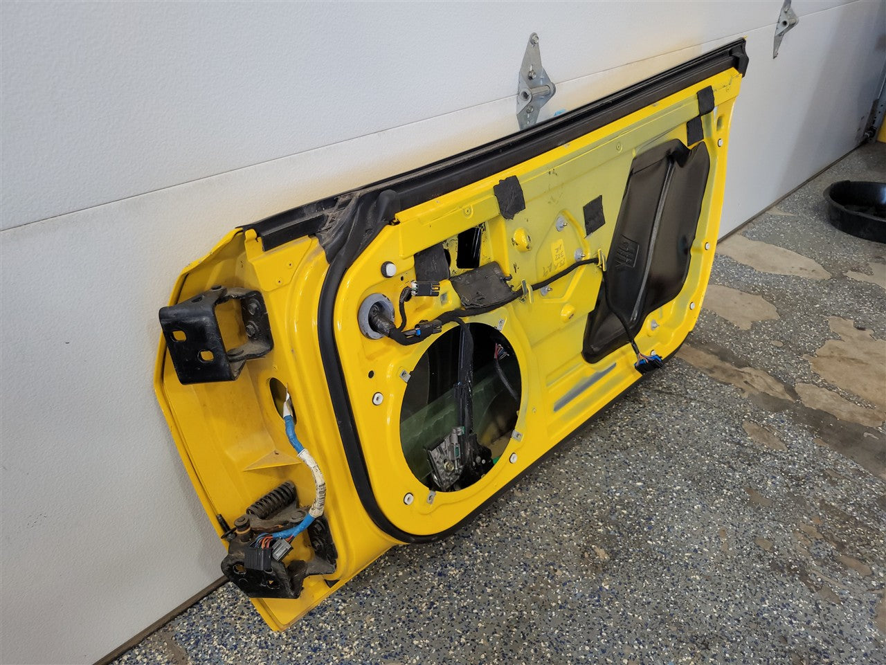2005 CORVETTE RH PASSENGER DOOR. MILLENIUM YELLOW PAINT CODE 79U / 5593 SMALL 3/8" PAINT CHIP ON FRONT EDGE AS PICTURED 34037 - image 8