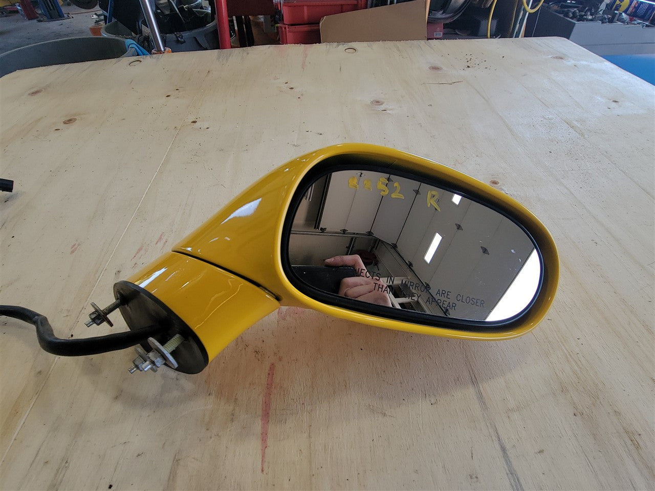2005 CORVETTE RH PASSENGER SIDE VIEW MIRROR MILLENIUM YELLOW PAINT CODE 79U / 5593. RPO OPTION DD0. COMPATIBLE PART #S: 15795842, 10390519 34038 - image 2