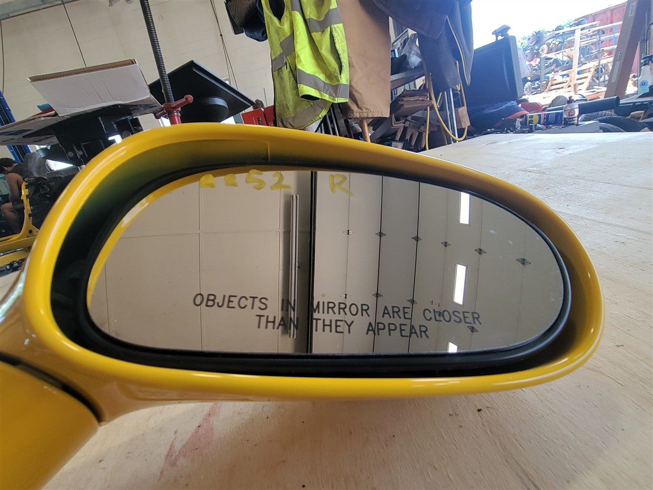 2005 CORVETTE RH PASSENGER SIDE VIEW MIRROR MILLENIUM YELLOW PAINT CODE 79U / 5593. RPO OPTION DD0. COMPATIBLE PART #S: 15795842, 10390519 34038 - image 3