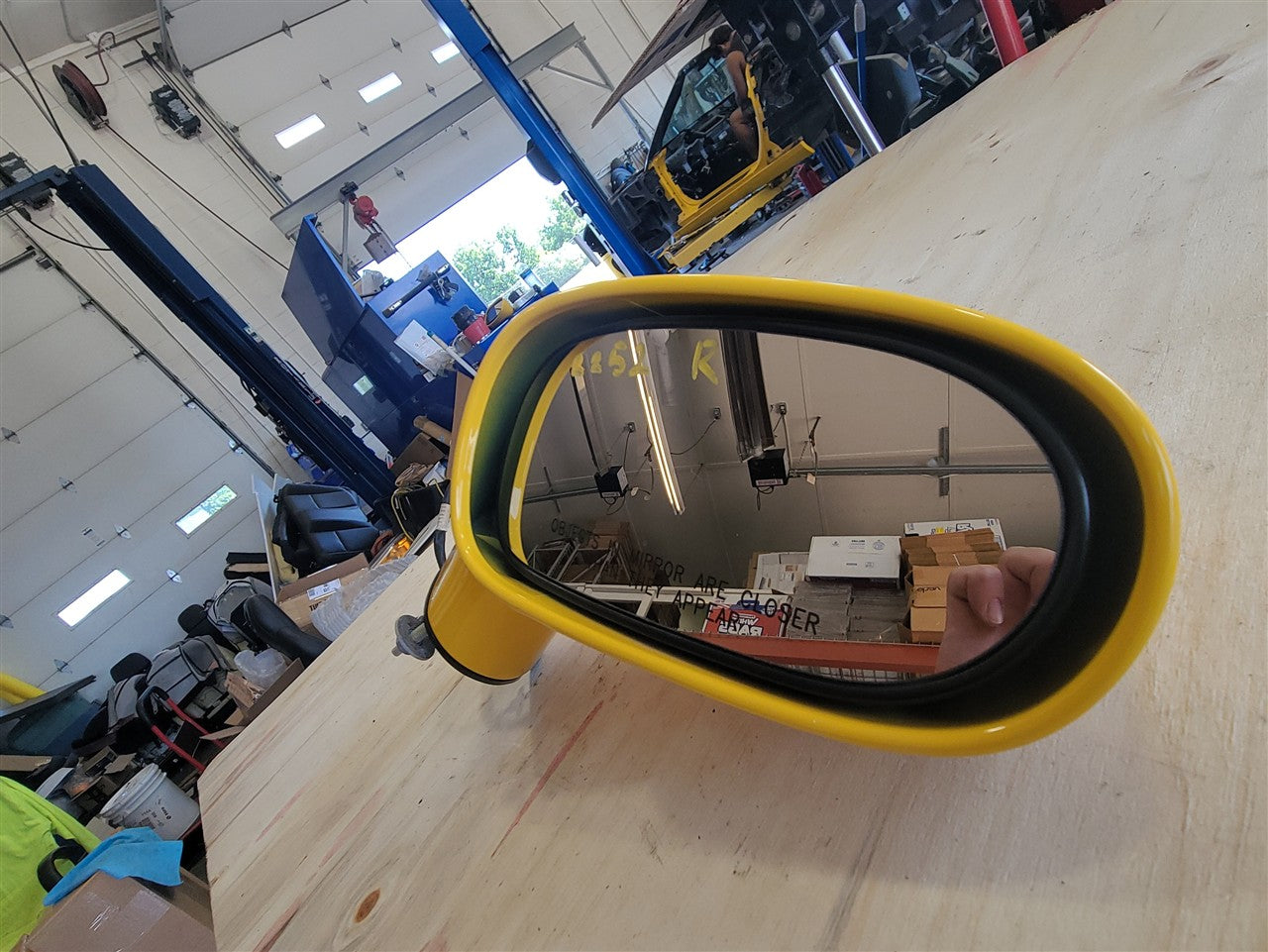 2005 CORVETTE RH PASSENGER SIDE VIEW MIRROR MILLENIUM YELLOW PAINT CODE 79U / 5593. RPO OPTION DD0. COMPATIBLE PART #S: 15795842, 10390519 34038 - image 4