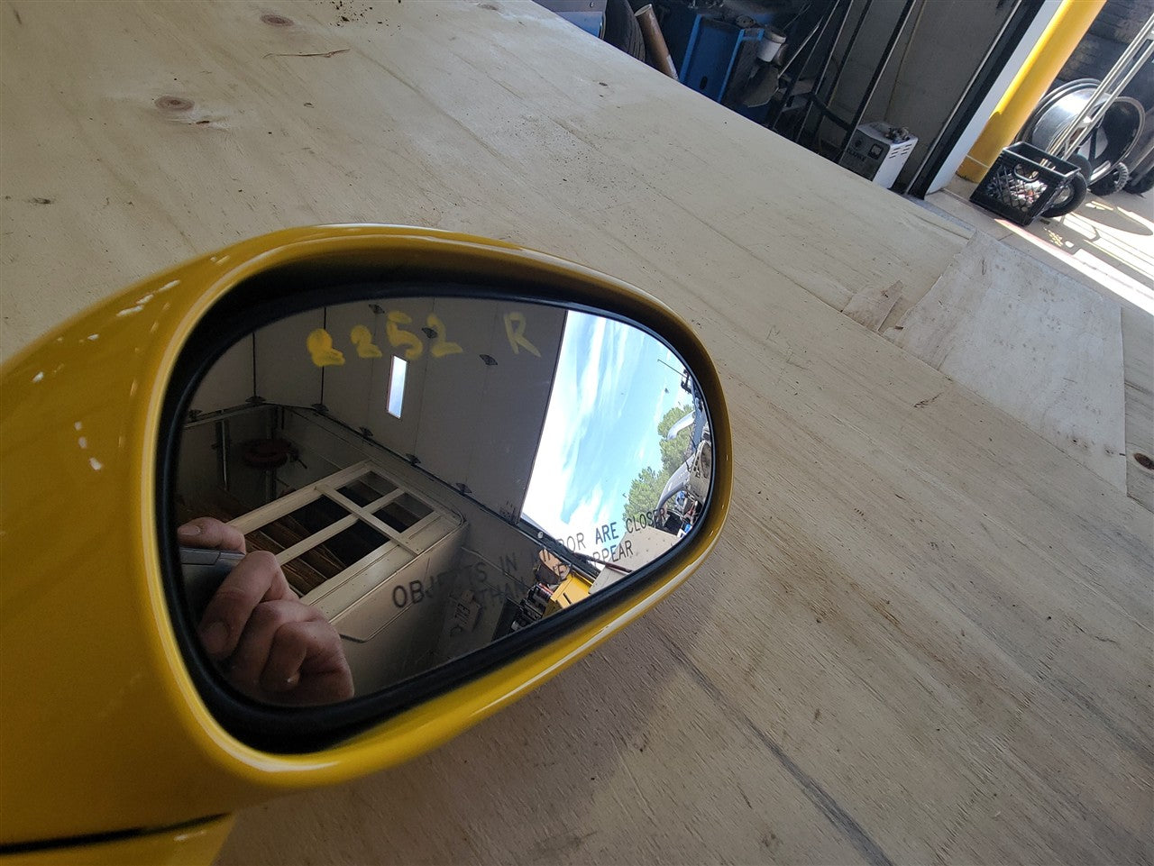 2005 CORVETTE RH PASSENGER SIDE VIEW MIRROR MILLENIUM YELLOW PAINT CODE 79U / 5593. RPO OPTION DD0. COMPATIBLE PART #S: 15795842, 10390519 34038 - image 5