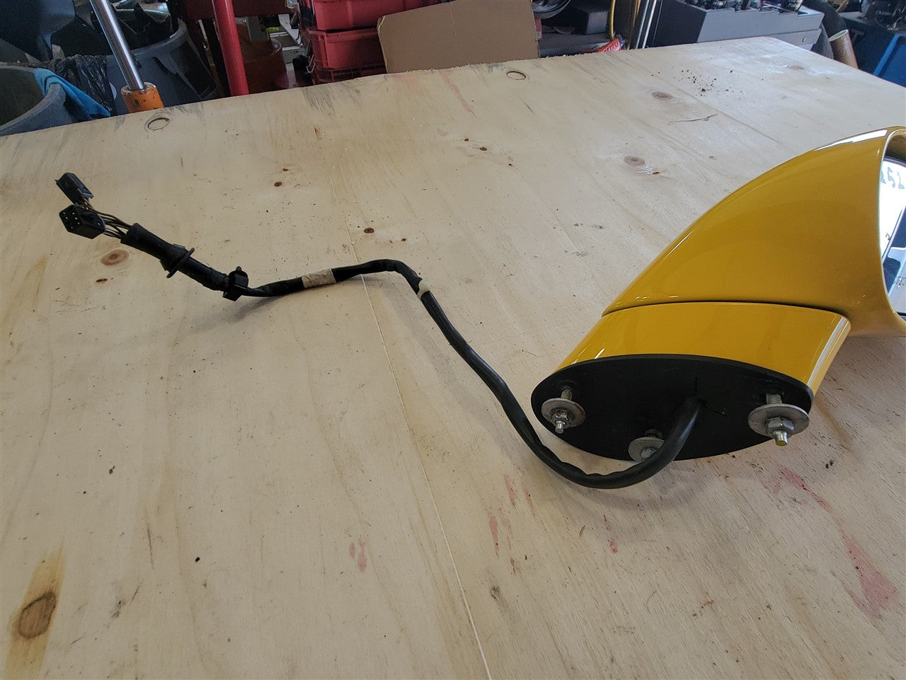2005 CORVETTE RH PASSENGER SIDE VIEW MIRROR MILLENIUM YELLOW PAINT CODE 79U / 5593. RPO OPTION DD0. COMPATIBLE PART #S: 15795842, 10390519 34038 - image 12