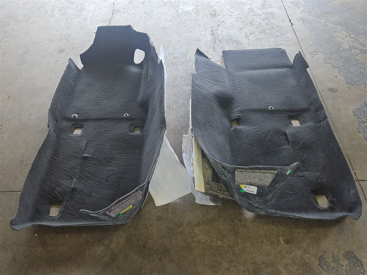 2005 CORVETTE FRONT OEM CARPET PAIR CLEAN 52K MILES LH DRIVER & RH PASSENGER SIDE. 34051 - image 1