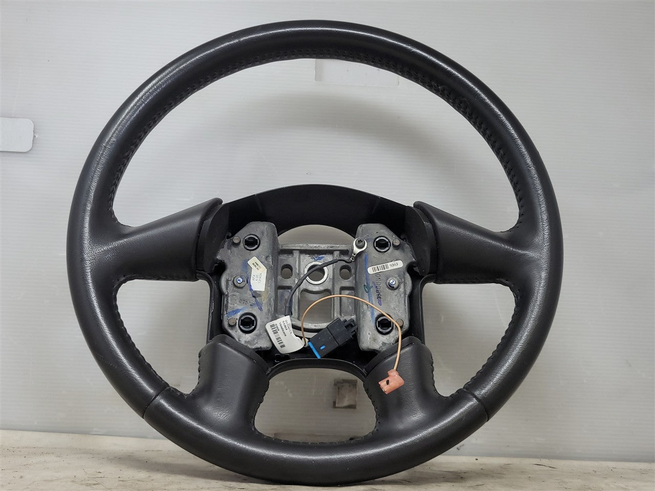 2005 CORVETTE 2005 CORVETTE STEERING WHEEL 15807783 COUPLE LIGHT SCRATCHES ON LEATHER 34057 - image 2