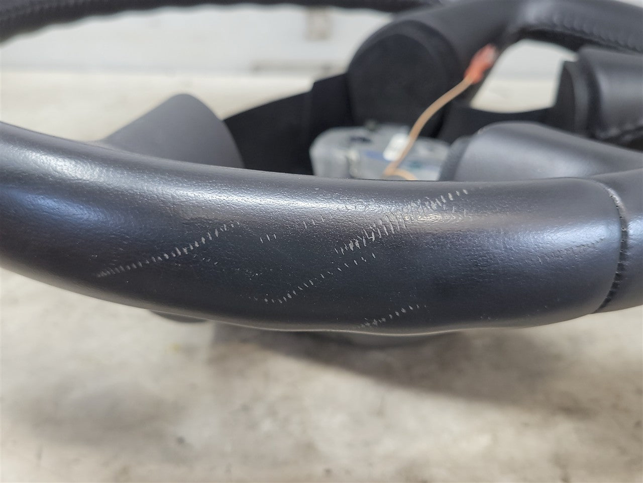 2005 CORVETTE 2005 CORVETTE STEERING WHEEL 15807783 COUPLE LIGHT SCRATCHES ON LEATHER 34057 - image 8