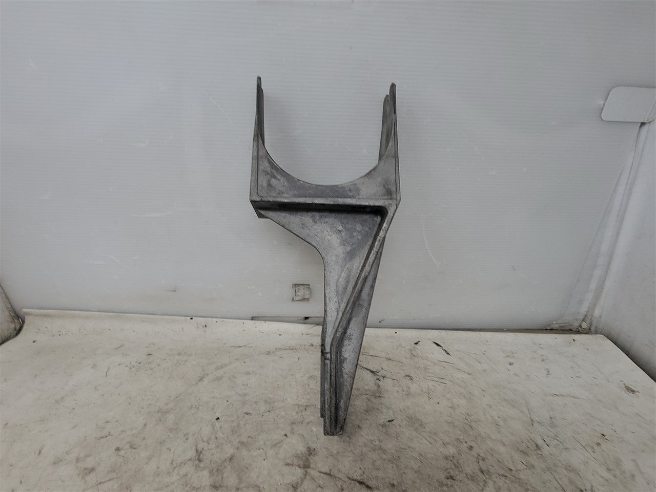 2005 CORVETTE ABS BRAKE MODULE MOUNTING BRACKET 10438259 34082 - image 1