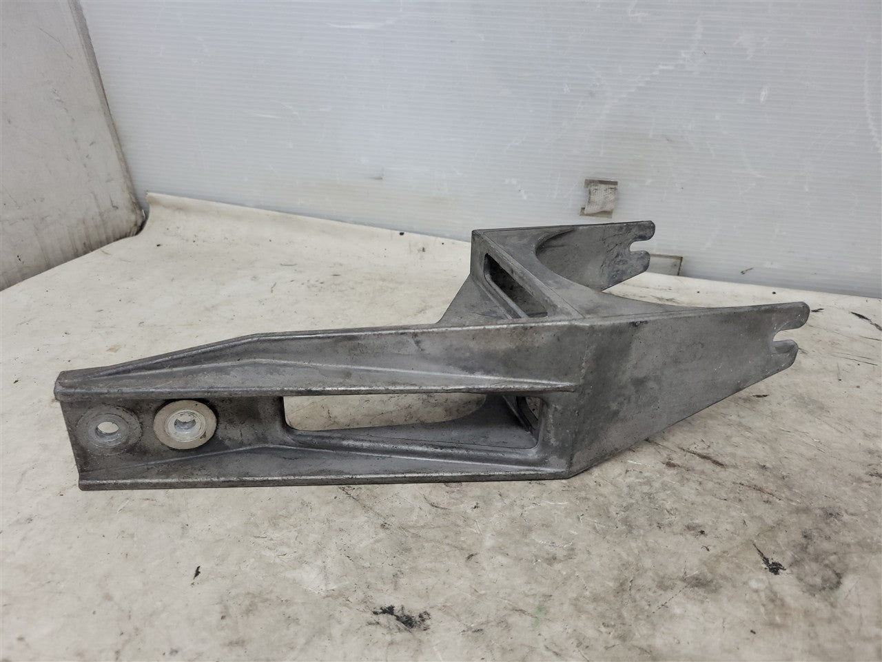 2005 CORVETTE ABS BRAKE MODULE MOUNTING BRACKET 10438259 34082 - image 3