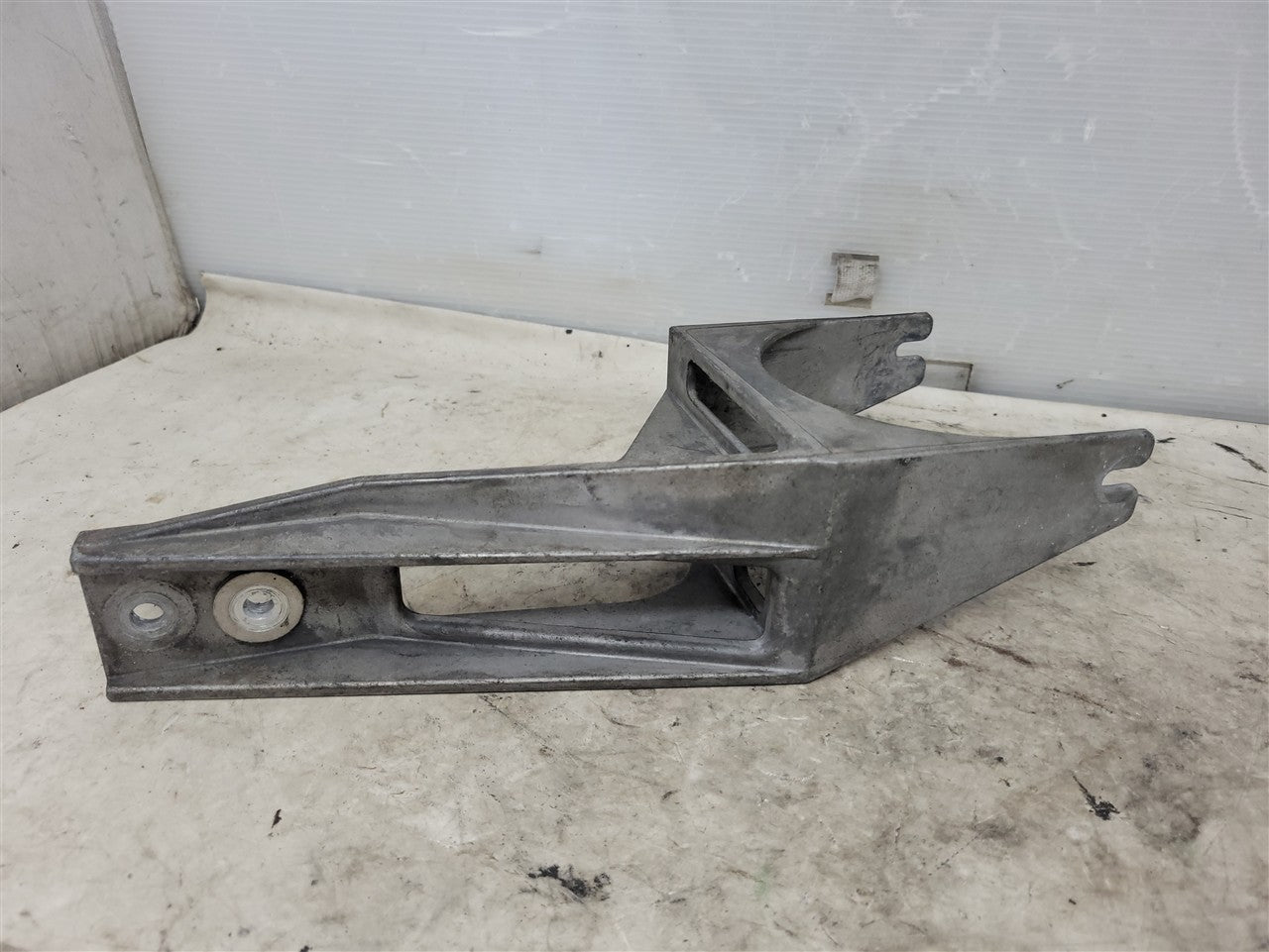 2005 CORVETTE ABS BRAKE MODULE MOUNTING BRACKET 10438259 34082 - image 4