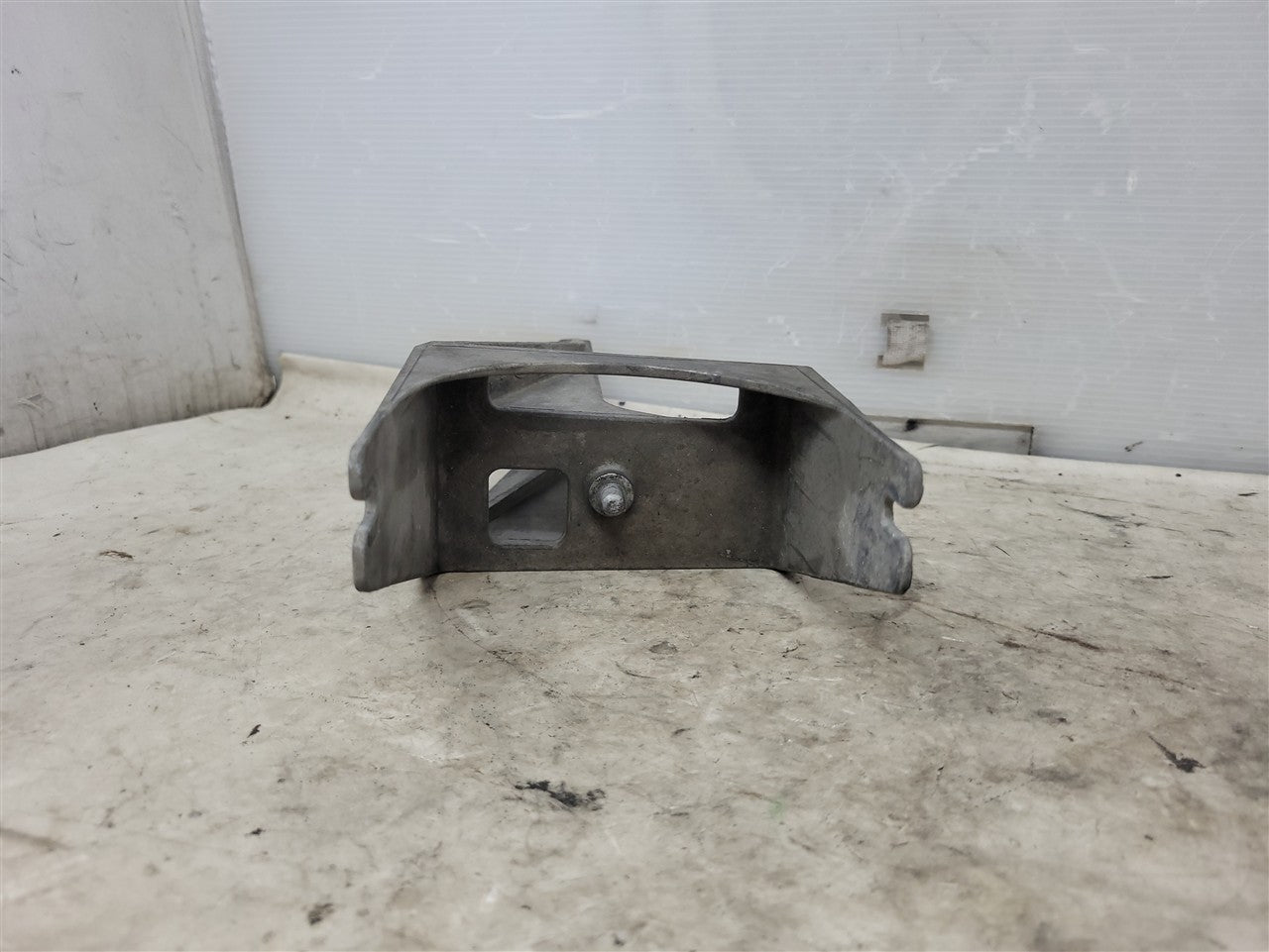 2005 CORVETTE ABS BRAKE MODULE MOUNTING BRACKET 10438259 34082 - image 6