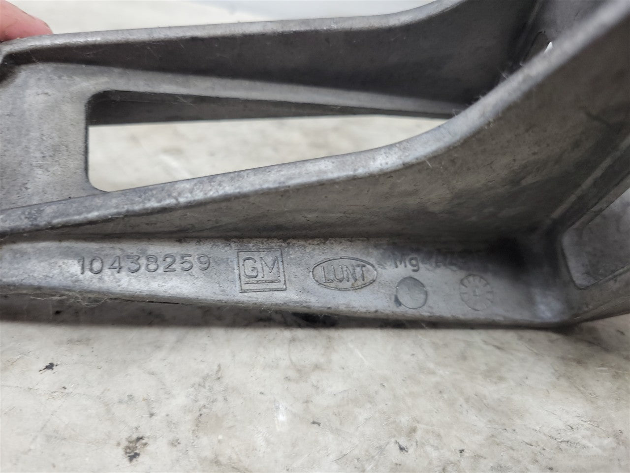 2005 CORVETTE ABS BRAKE MODULE MOUNTING BRACKET 10438259 34082 - image 9