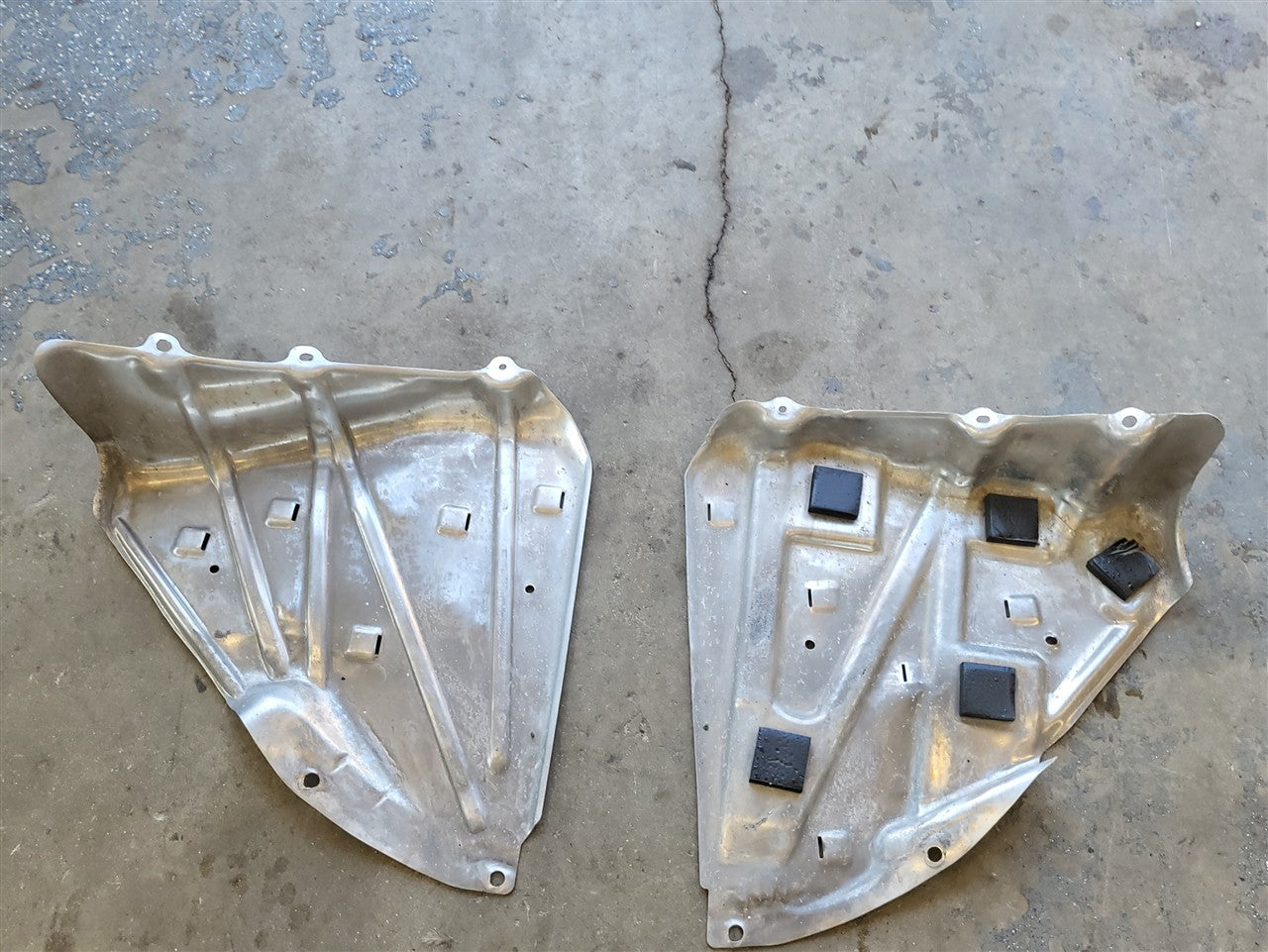 2005 CORVETTE FUEL TANK HEAT SHIELDS MOUNTING STRAPS PAIR LH RH 10438904 20794895 34085 - image 1