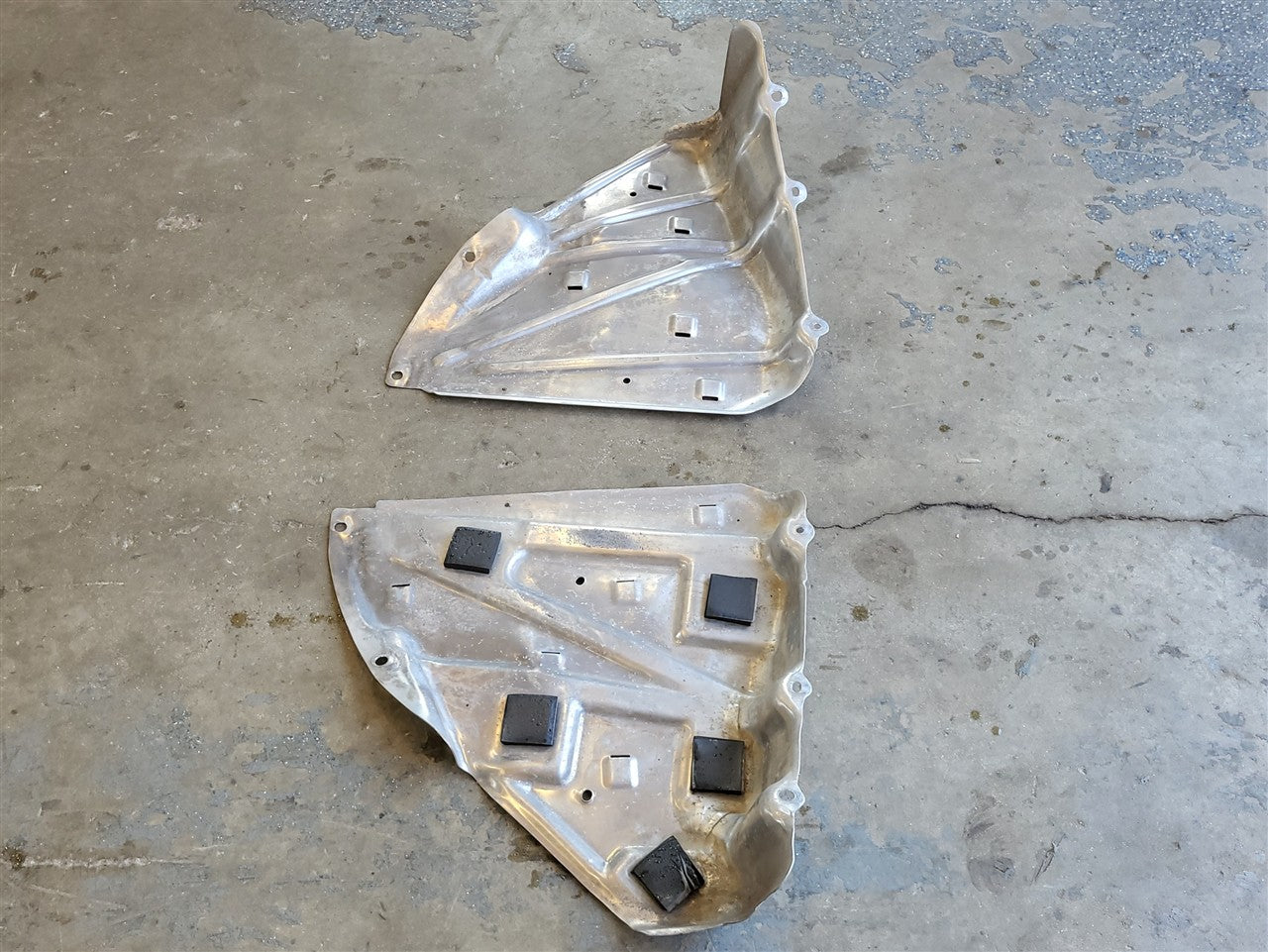 2005 CORVETTE FUEL TANK HEAT SHIELDS MOUNTING STRAPS PAIR LH RH 10438904 20794895 34085 - image 5