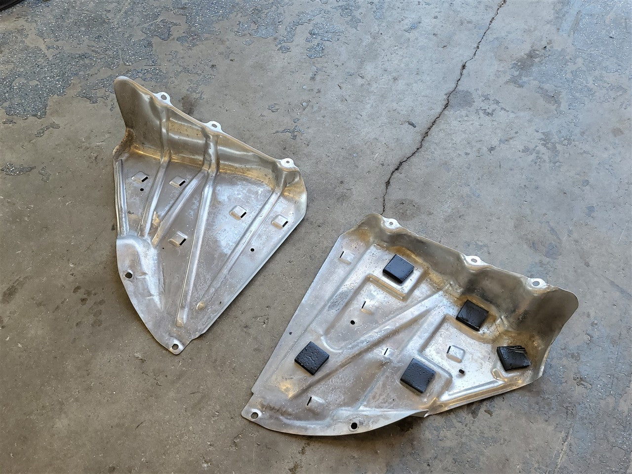 2005 CORVETTE FUEL TANK HEAT SHIELDS MOUNTING STRAPS PAIR LH RH 10438904 20794895 34085 - image 6