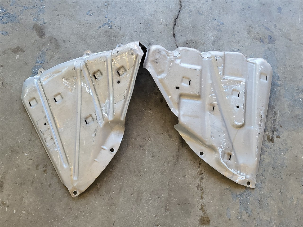 2005 CORVETTE FUEL TANK HEAT SHIELDS MOUNTING STRAPS PAIR LH RH 10438904 20794895 34085 - image 7