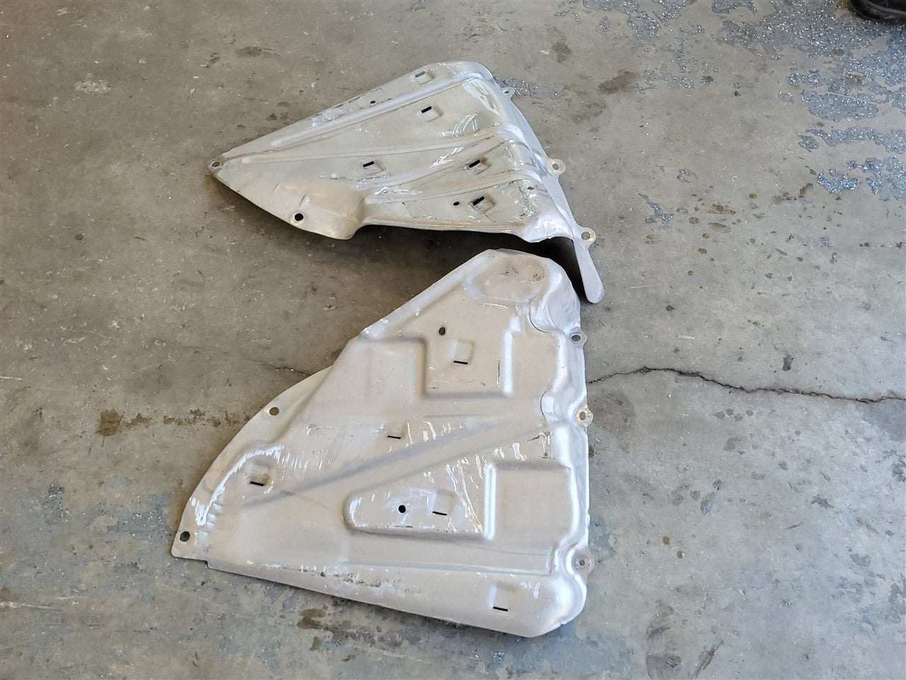 2005 CORVETTE FUEL TANK HEAT SHIELDS MOUNTING STRAPS PAIR LH RH 10438904 20794895 34085 - image 8