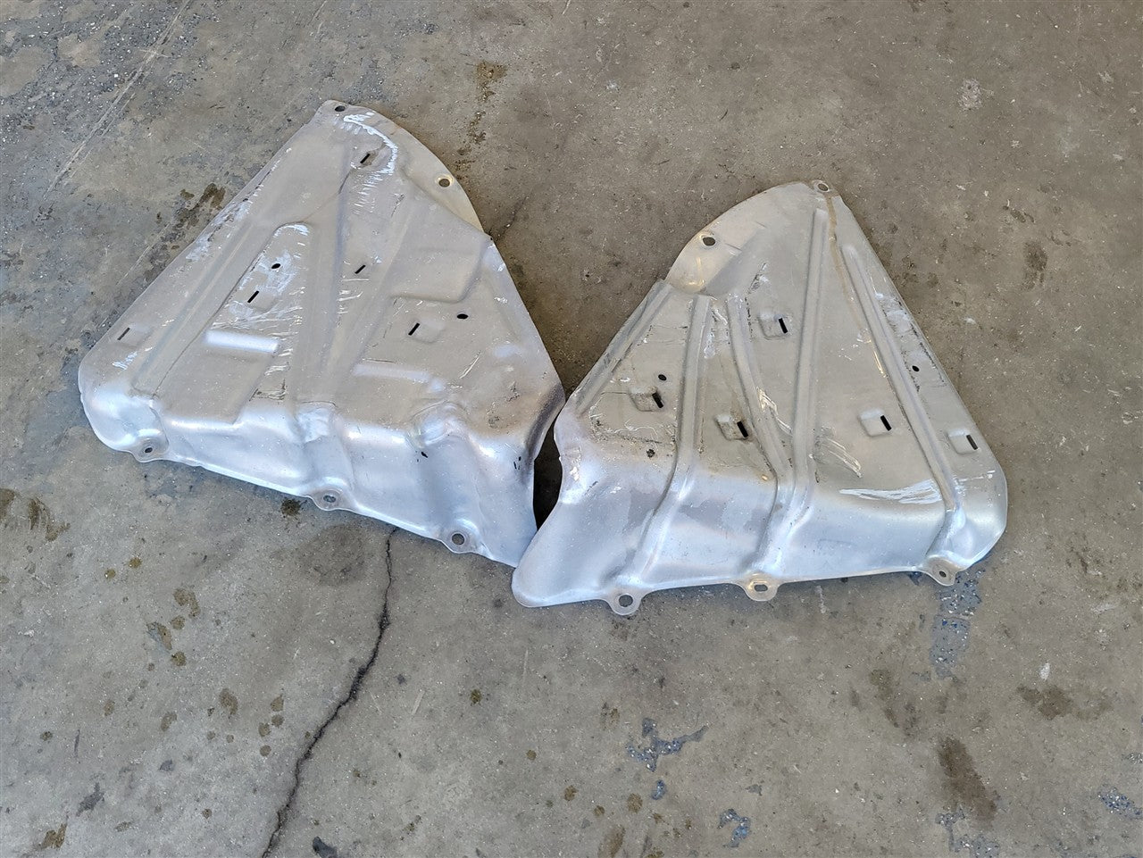 2005 CORVETTE FUEL TANK HEAT SHIELDS MOUNTING STRAPS PAIR LH RH 10438904 20794895 34085 - image 9