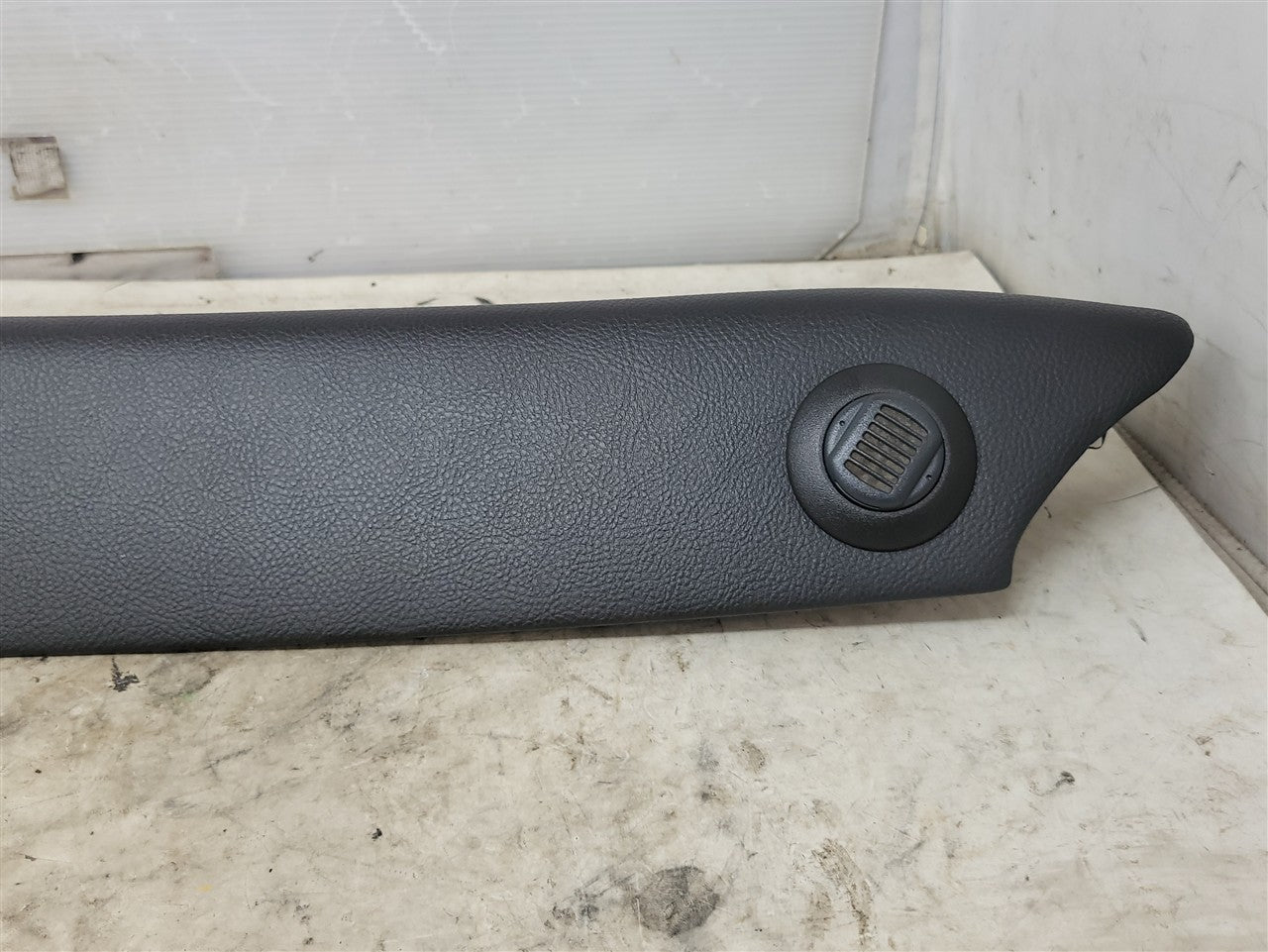 2005 CORVETTE LH DRIVER INTERIOR A PILLAR TRIM WITH ONSTAR MICROPHONE 34088 - image 2