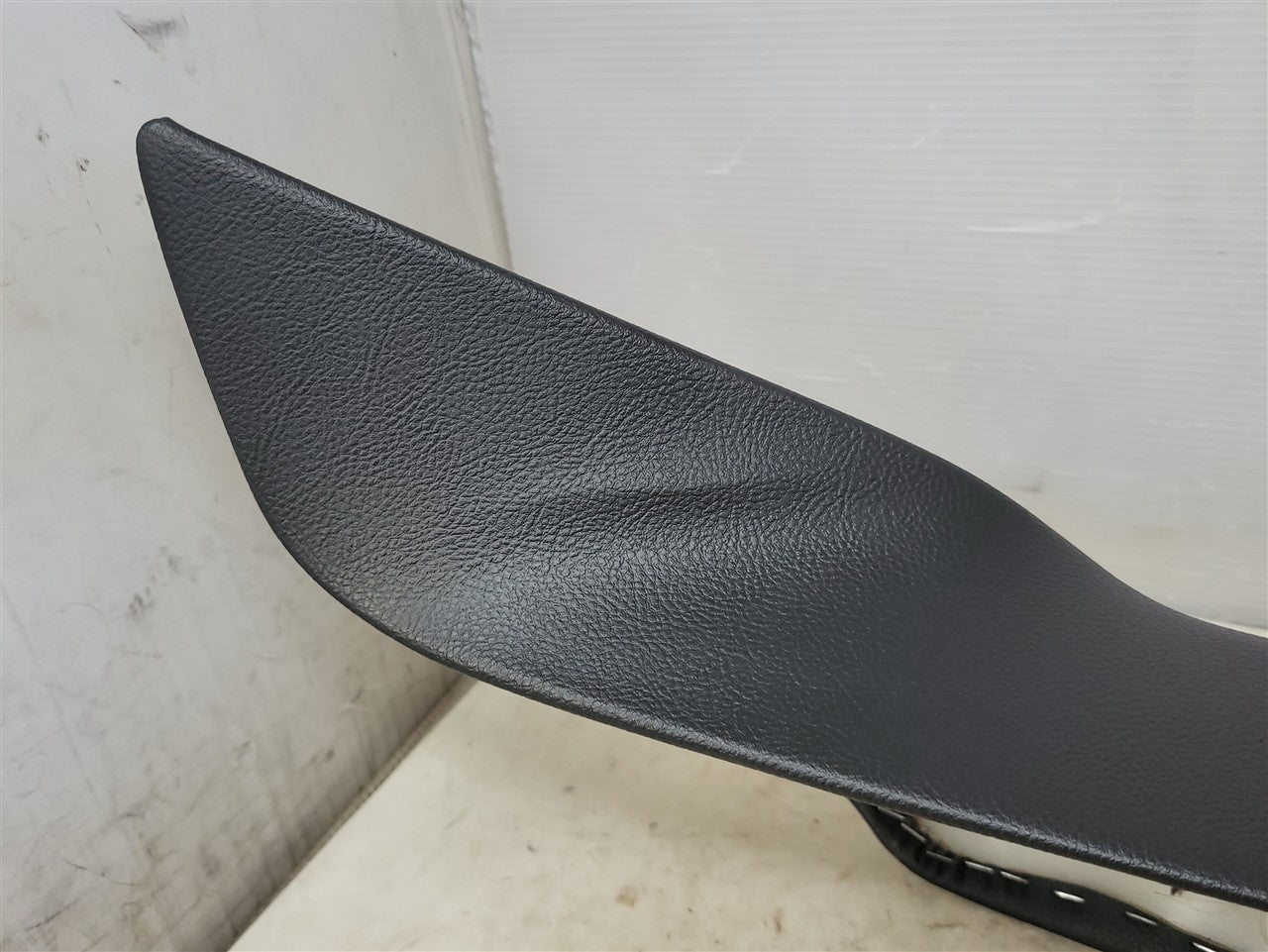 2005 CORVETTE LH DRIVER INTERIOR A PILLAR TRIM WITH ONSTAR MICROPHONE 34088 - image 4