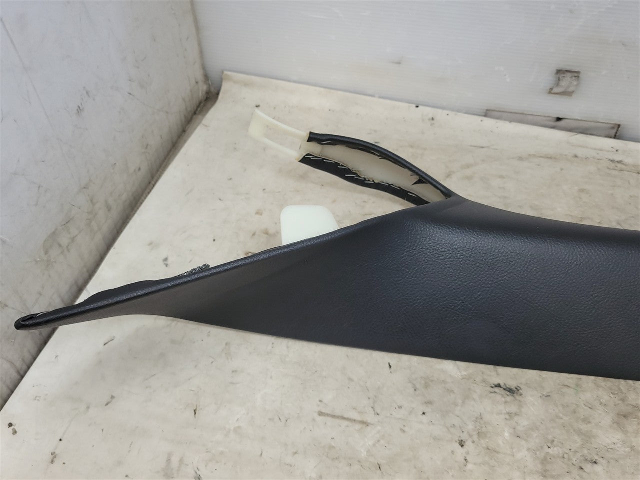 2005 CORVETTE LH DRIVER INTERIOR A PILLAR TRIM WITH ONSTAR MICROPHONE 34088 - image 5