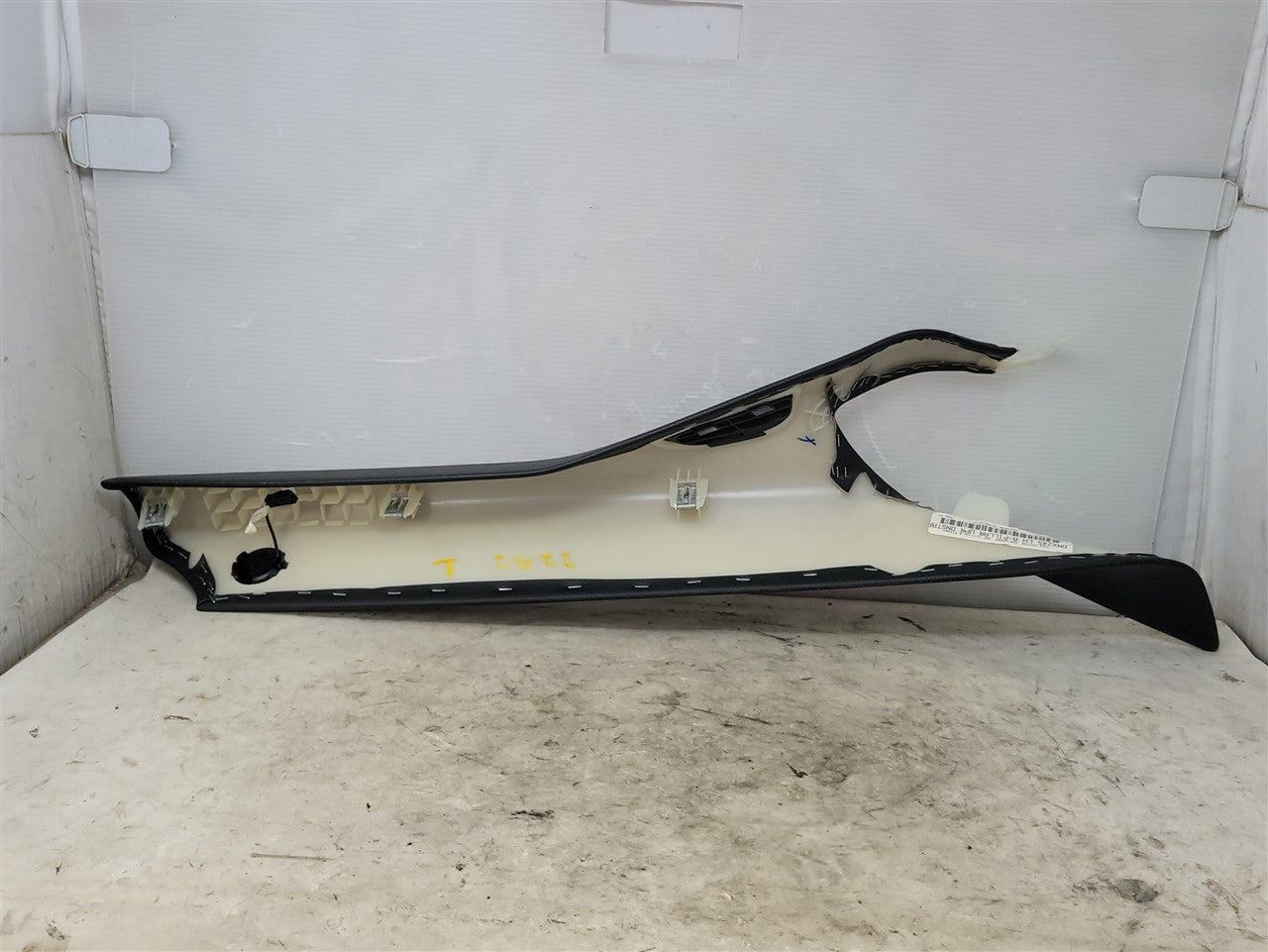 2005 CORVETTE LH DRIVER INTERIOR A PILLAR TRIM WITH ONSTAR MICROPHONE 34088 - image 9