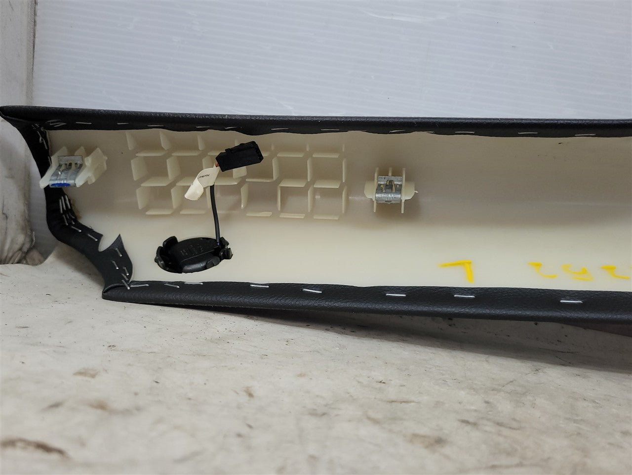 2005 CORVETTE LH DRIVER INTERIOR A PILLAR TRIM WITH ONSTAR MICROPHONE 34088 - image 10