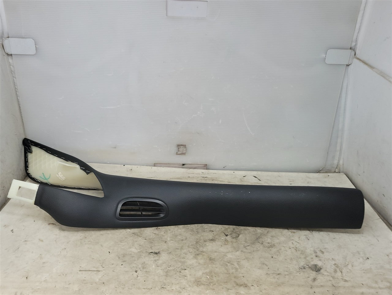 2005 CORVETTE RH PASSENGER INTERIOR A PILLAR TRIM WITH ONSTAR MICROPHONE 34089 - image 1