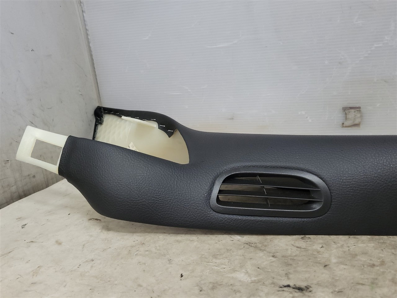 2005 CORVETTE RH PASSENGER INTERIOR A PILLAR TRIM WITH ONSTAR MICROPHONE 34089 - image 3
