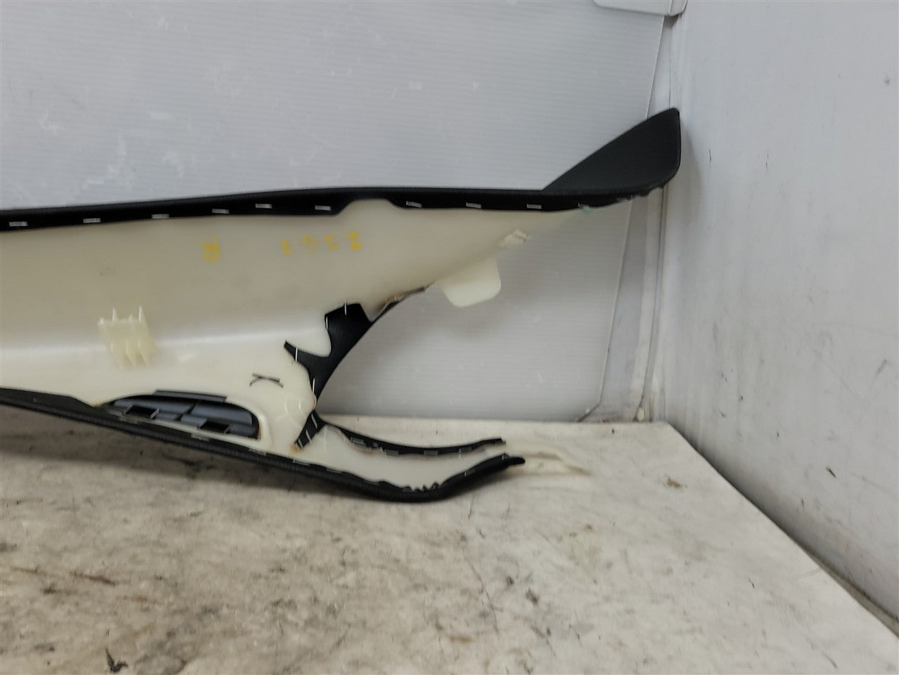 2005 CORVETTE RH PASSENGER INTERIOR A PILLAR TRIM WITH ONSTAR MICROPHONE 34089 - image 11