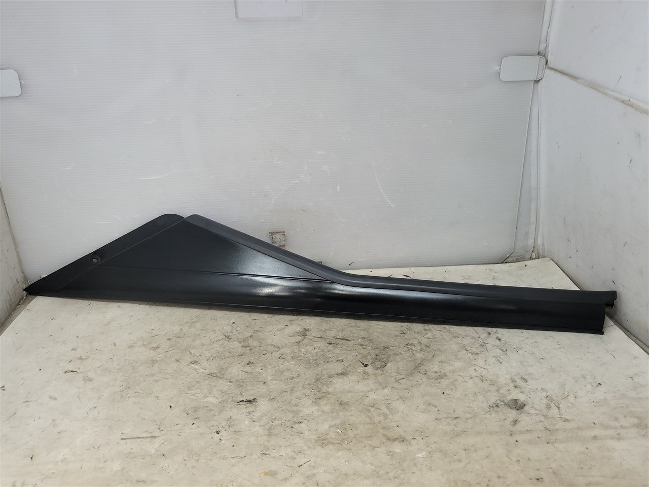 2005 CORVETTE RH A PILLAR EXTERIOR APPLIQUE 22773105 34093 - image 1