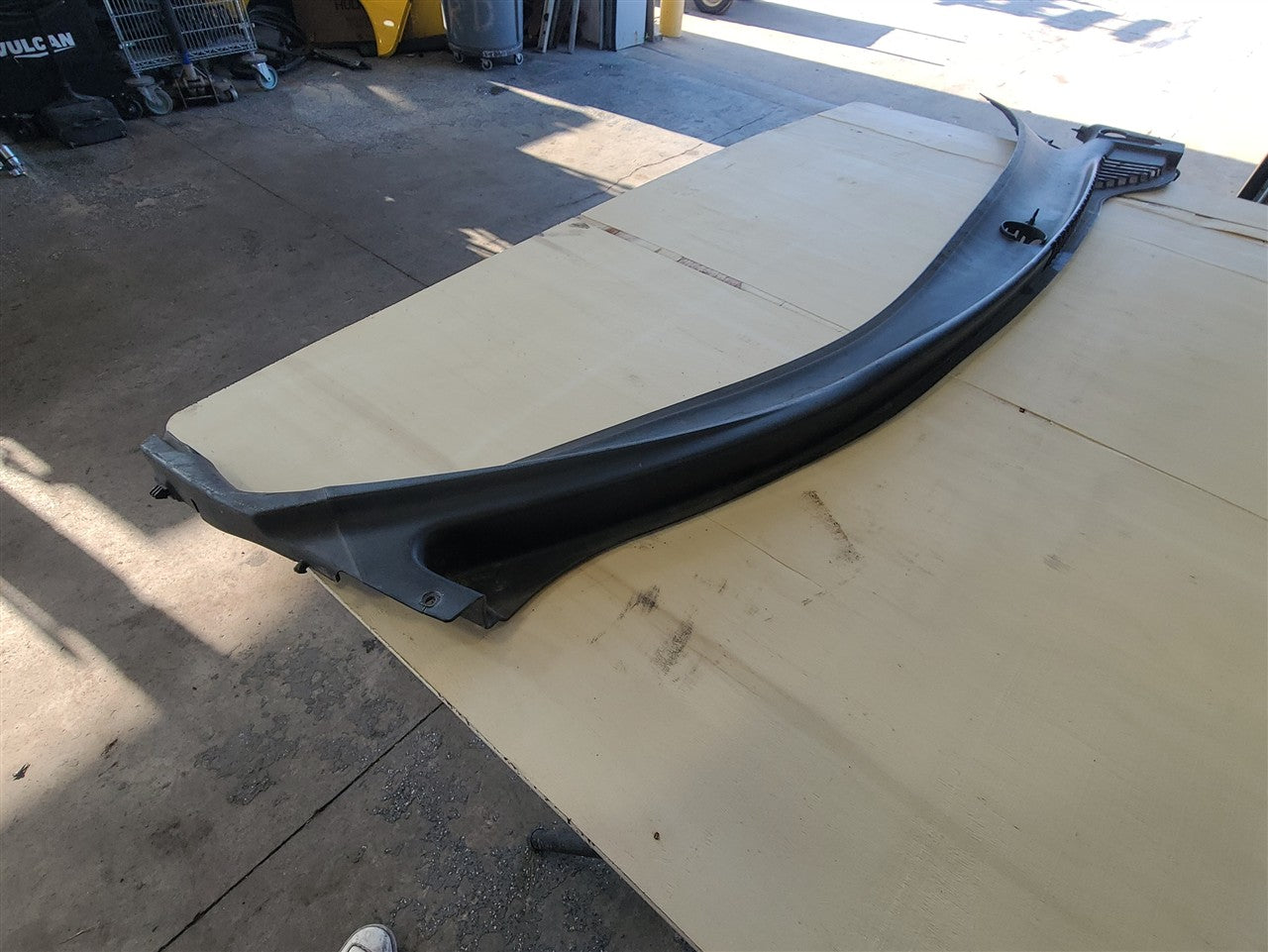 2005 CORVETTE WINDSHIELD WIPER EXTERIOR COWL TRIM 34094 - image 5