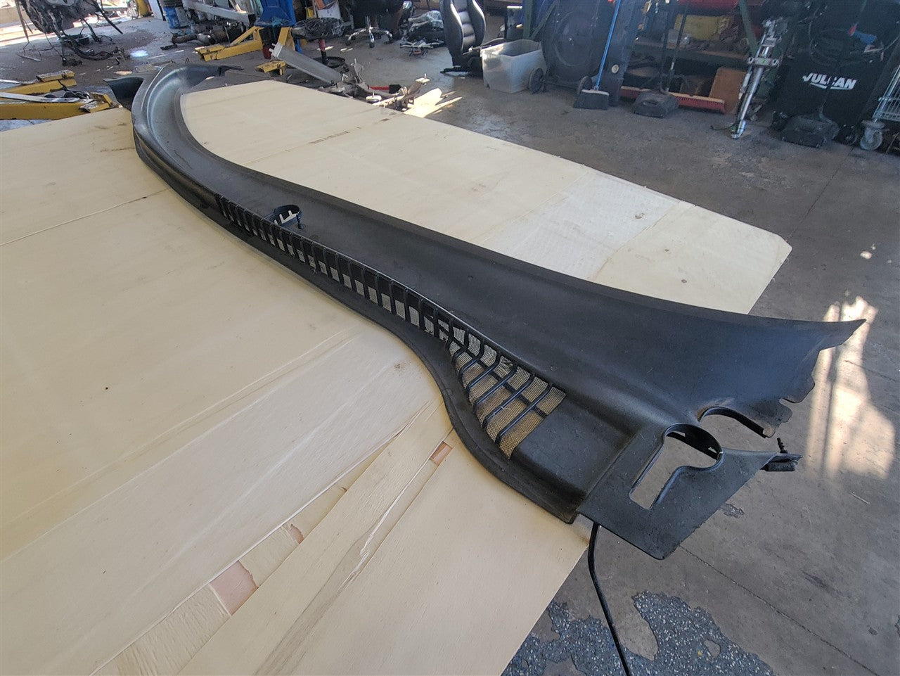 2005 CORVETTE WINDSHIELD WIPER EXTERIOR COWL TRIM 34094 - image 7