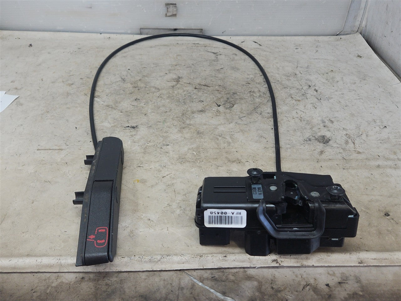 2005 CORVETTE RH DOOR LATCH & EMERGENCY RELEASE HANDLE 34100 - image 1