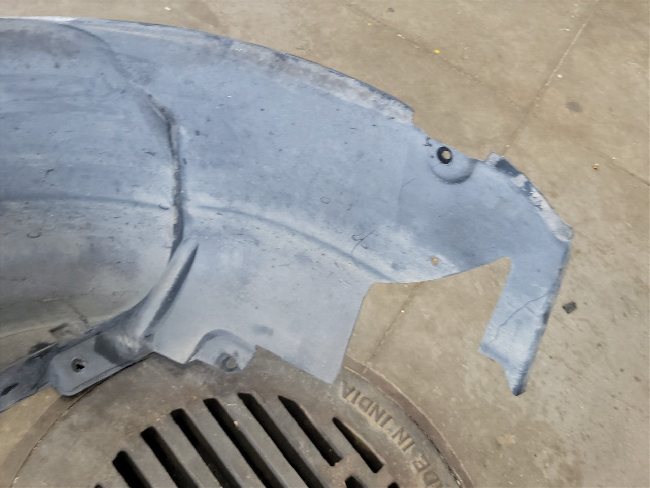 2005 CORVETTE RH PASSENGER REAR WHEEL INNER FENDER LINER 34103 - image 2