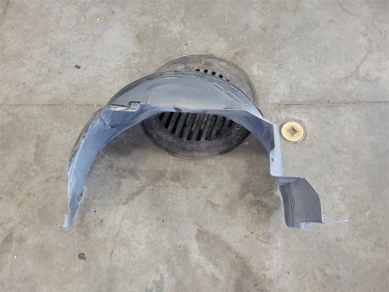 2005 CORVETTE RH PASSENGER REAR WHEEL INNER FENDER LINER 34103 - image 7